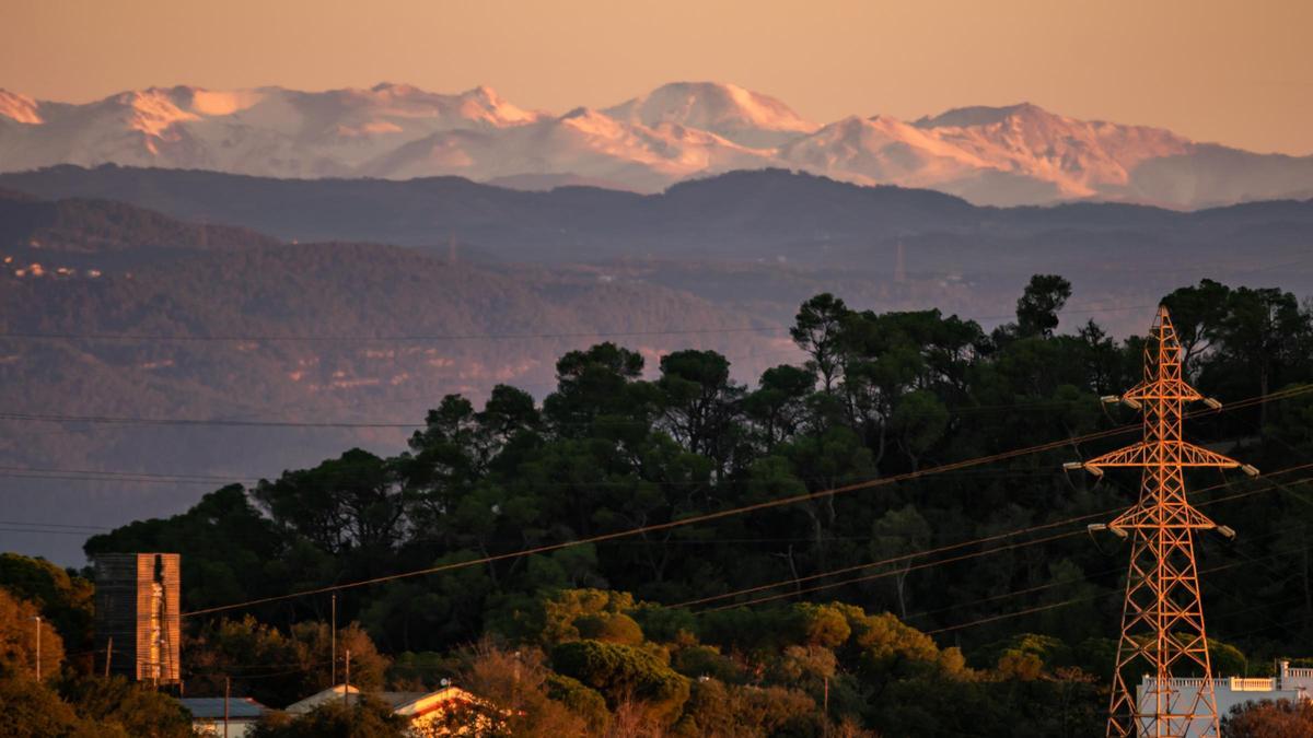 El Pirineo oriental visto desde el Observatori Fabra. La cima más alta y aplanada del centro es el Bastiments