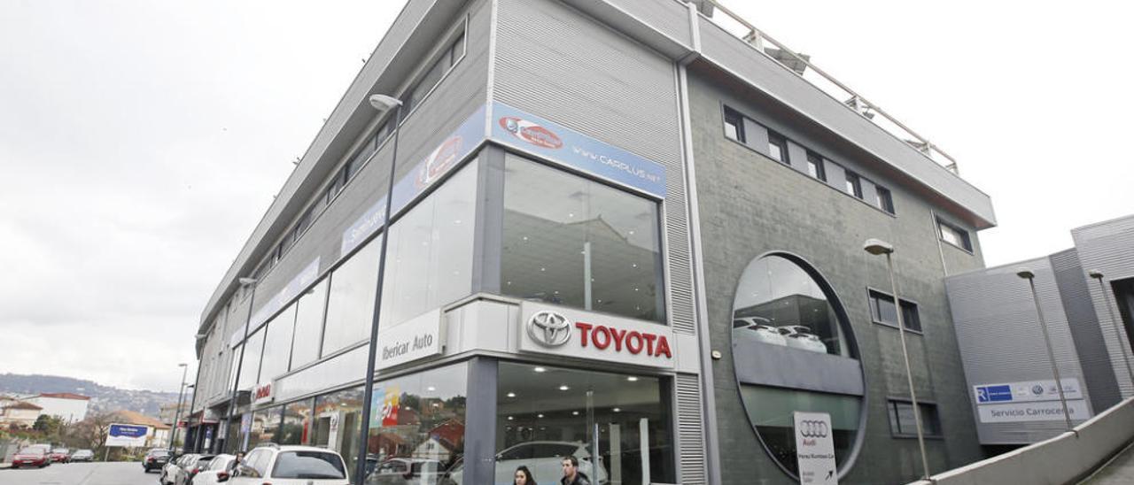 Imagen actual del concesionario de la marca japonesa Toyota en la Avenida de Madrid. // Marta G. Brea