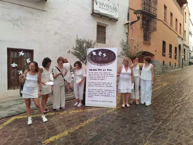 Las "palomas por la paz" llegan a la principal cita cultural del verano en Sagunt