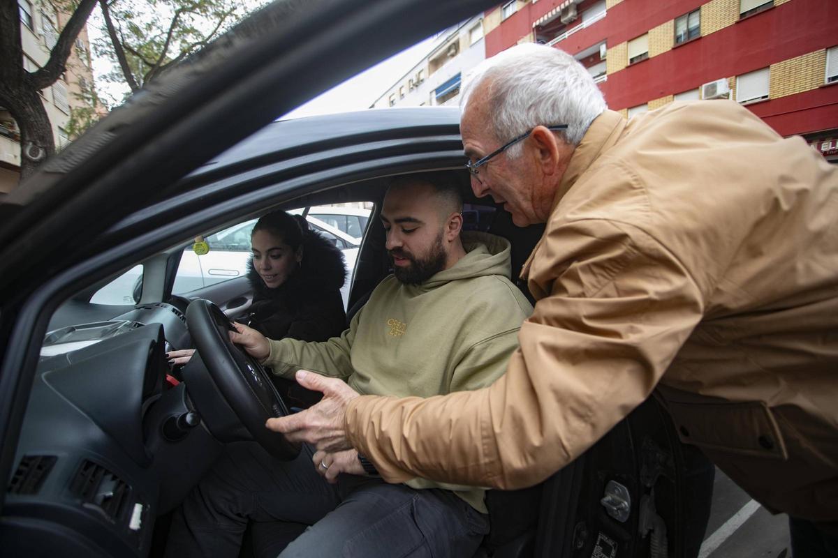 Francisco explica el funcionamiento del vehículo que ha regalado a Quique y Gemma.