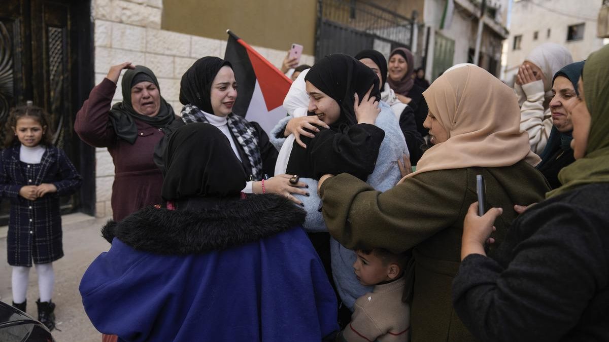 Israel libera a los primeros 90 presos palestinos, incluida la diputada Jalida Jarrar