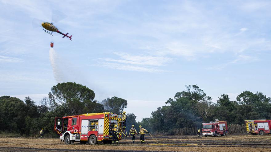 Un incendi a les Gavarres crema quatre hectàrees de terreny agrícola i marges forestals
