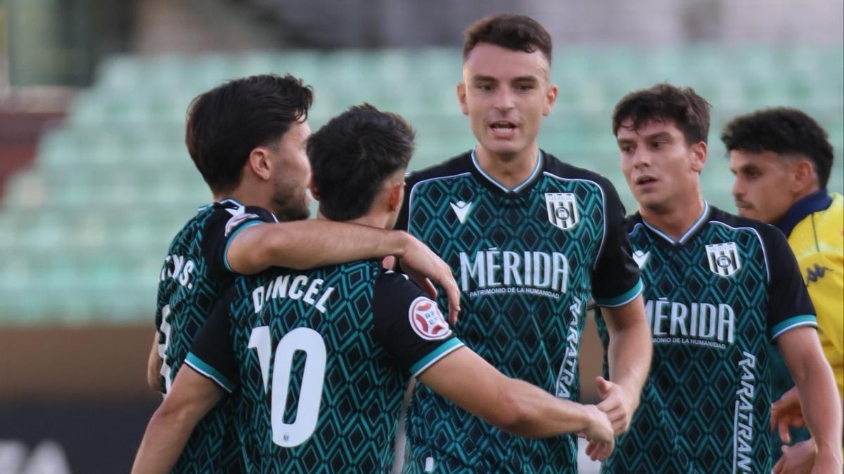 Carlos Doncel es felicitado por sus compañeros tras marcar el 1-0.
