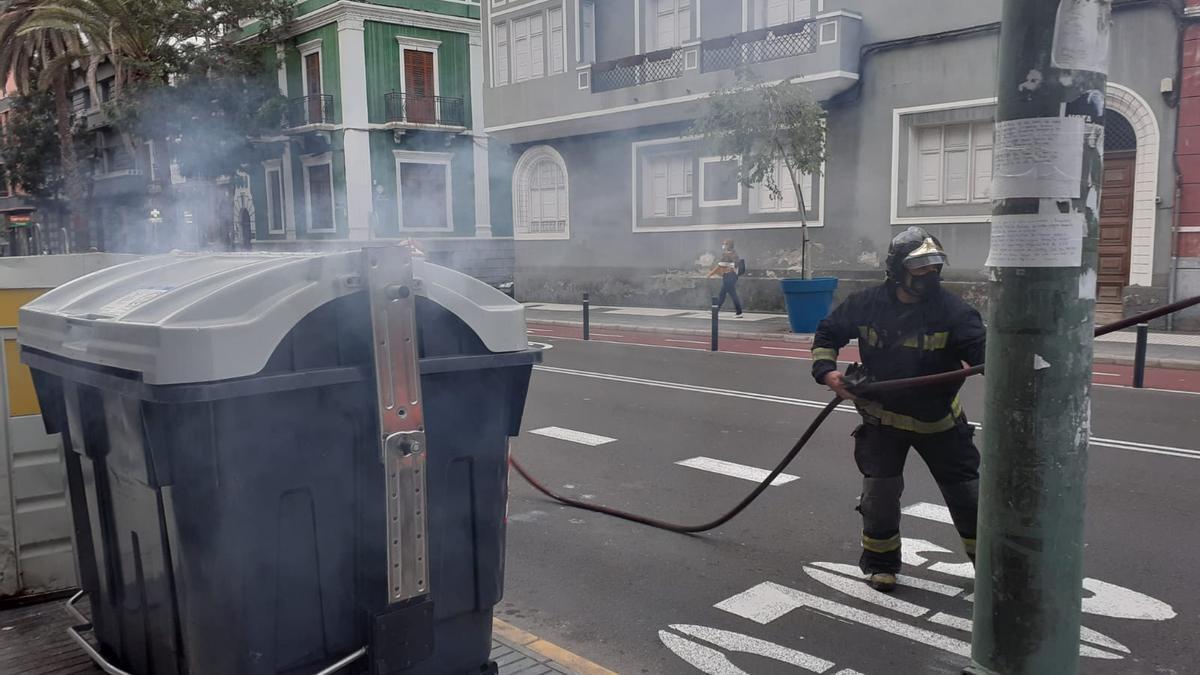 Los bomberos durante la extinción del incendio, esta tarde.