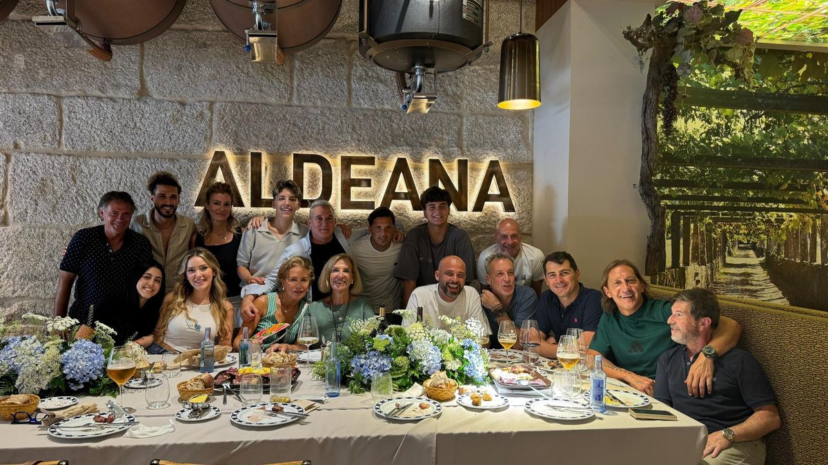 La familia de Míchel Salgado y Malula Sanz, acompañados de Iker Casillas, cenaron el viernes en La Aldeana, en Rosalía de Castro