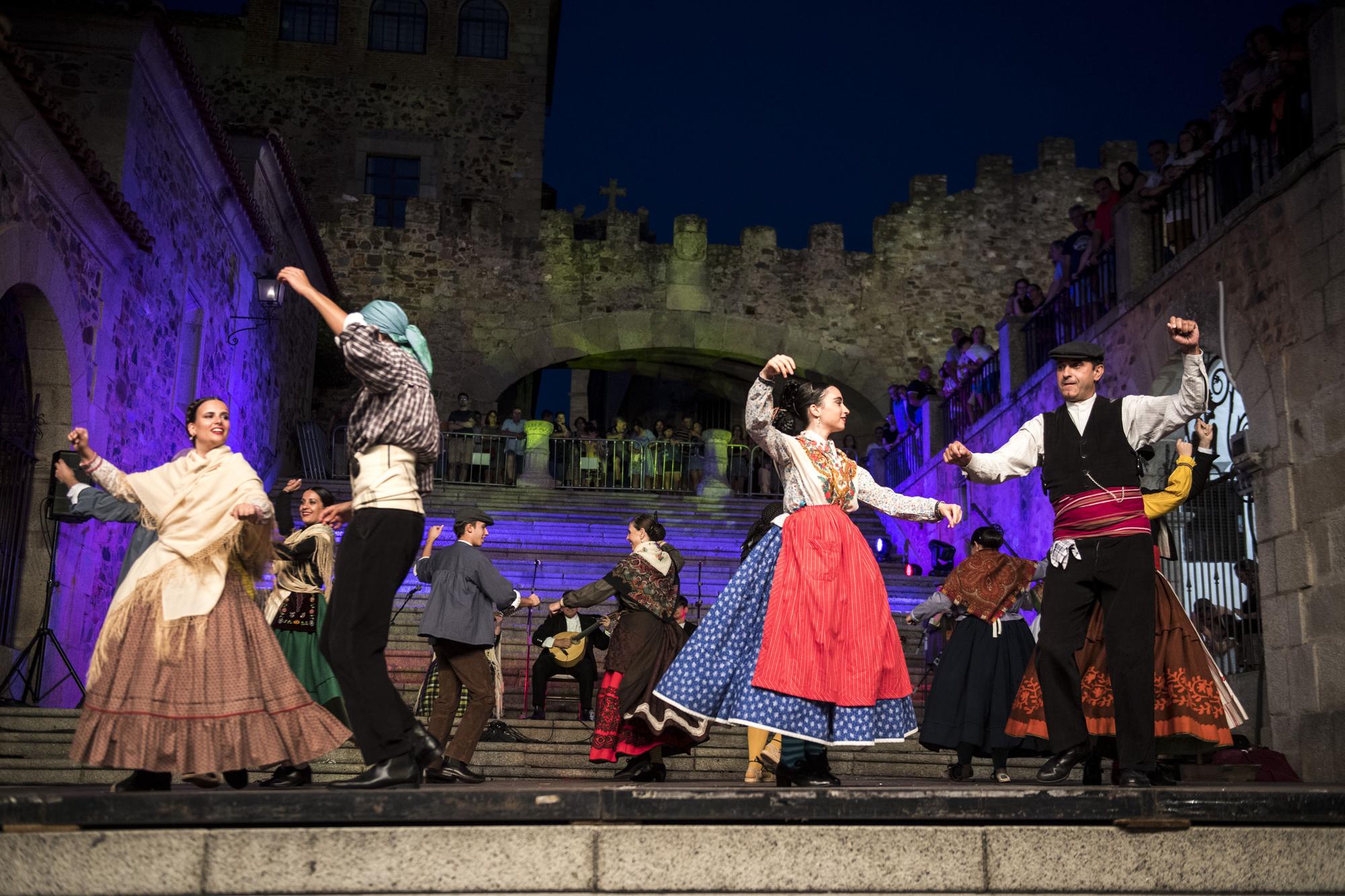 Fotogalería | Así fue el festival internacional de folclore Ciudad de Cáceres