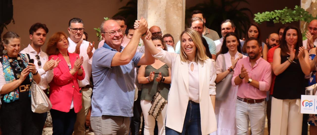 José Antonio Monago y su futura sucesora, María Guardiola, en la presentación de su candidatura en Guadalupe