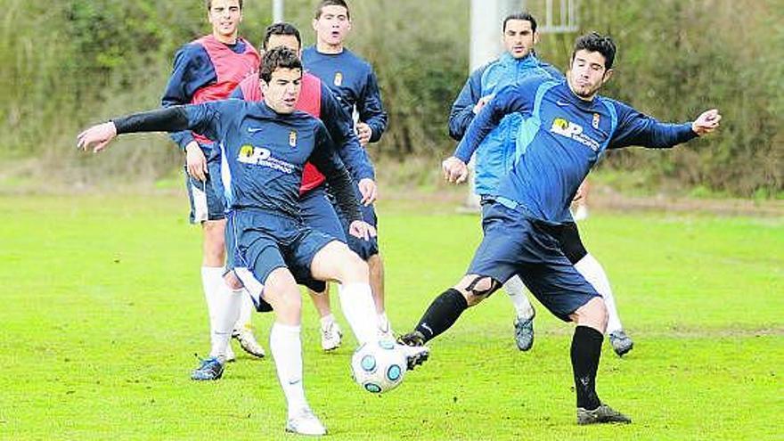 Perona controla el balón ante la oposición de Dani Hedrera en un entrenamiento.