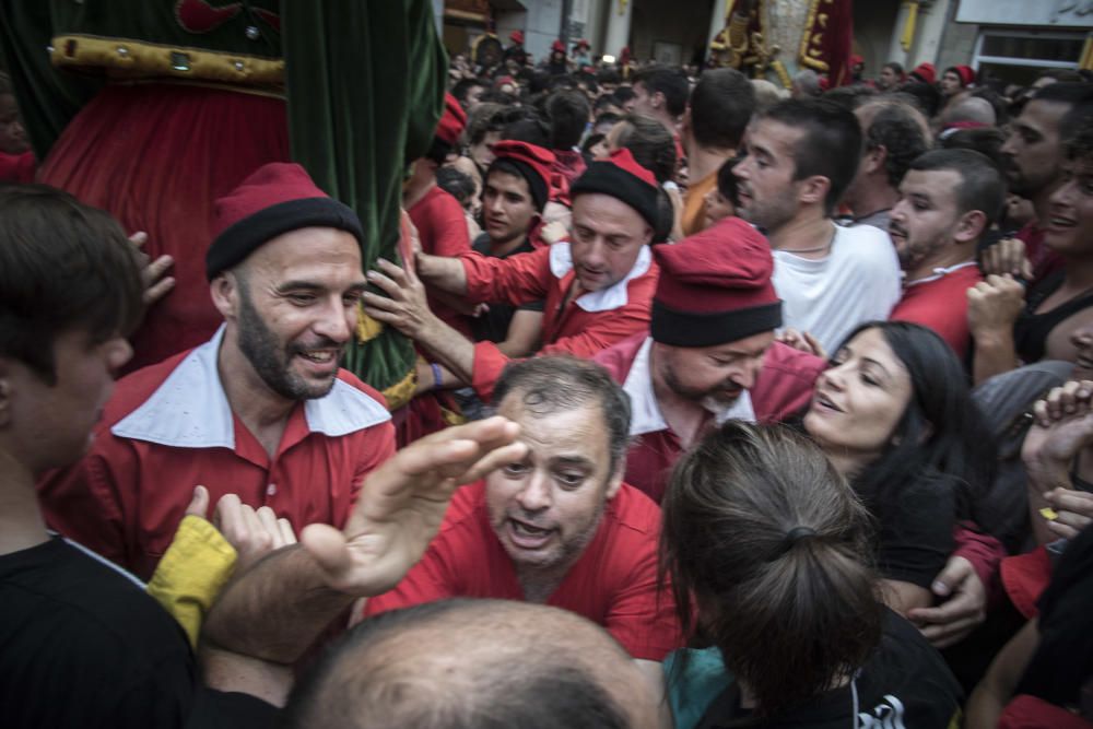 Berga estrena la Patum 2019 amb un passacarrers atapeït i calorós