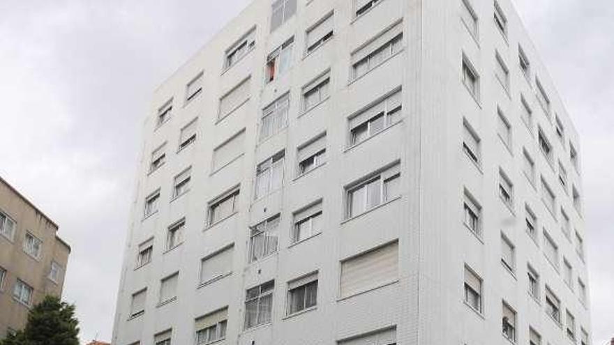 Coche policial frente al edificio en el que ocurrió el secuestro. / e. vicente