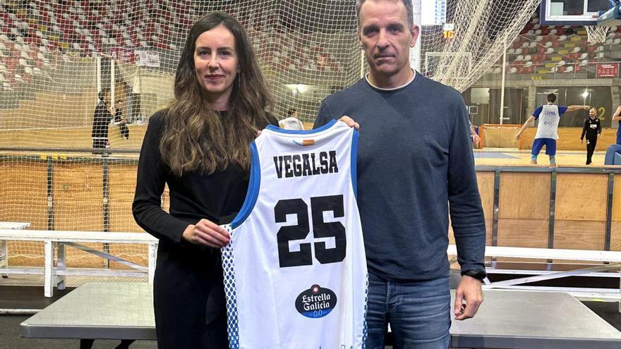 Gabriela González, de Vegalsa-Eroski, y Yago Álvarez, del Básquet Coruña, ayer en el Palacio. |  // LOC