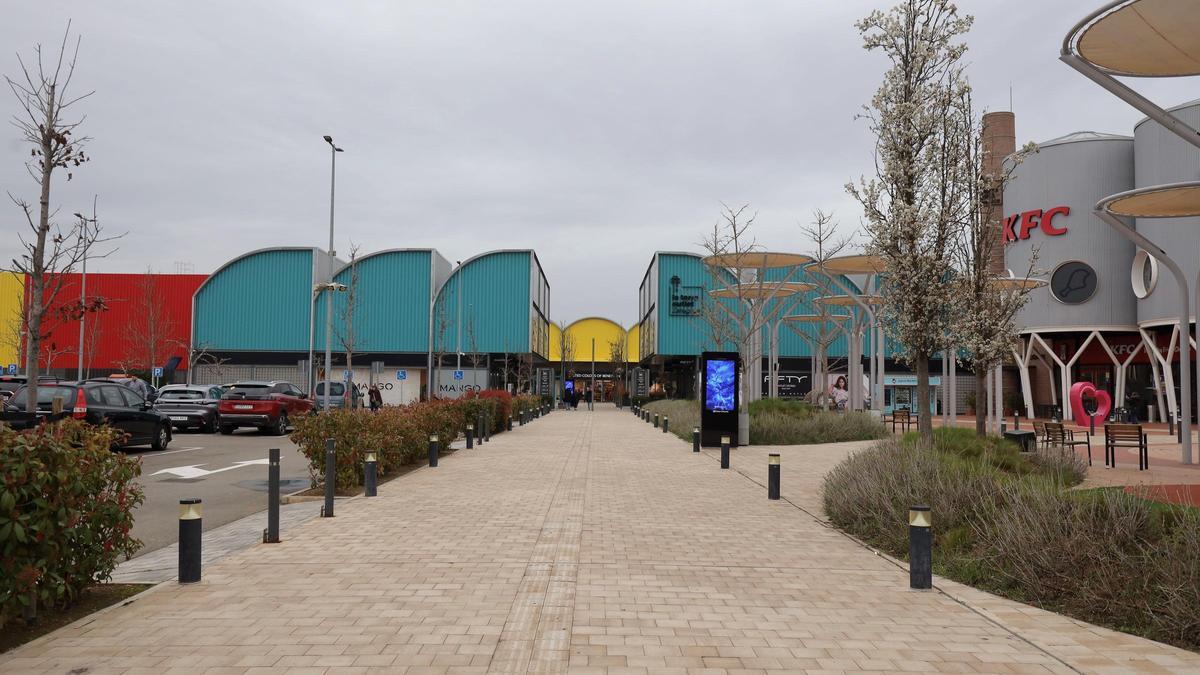 Centro comercial de La Torre Outlet de Zaragoza, con el parquin a la izquierda.