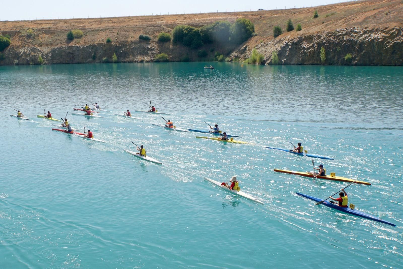 GALERÍA | Campeonato de piragüismo en la nueva "playa" de Aliste: la cantera de San Vicente