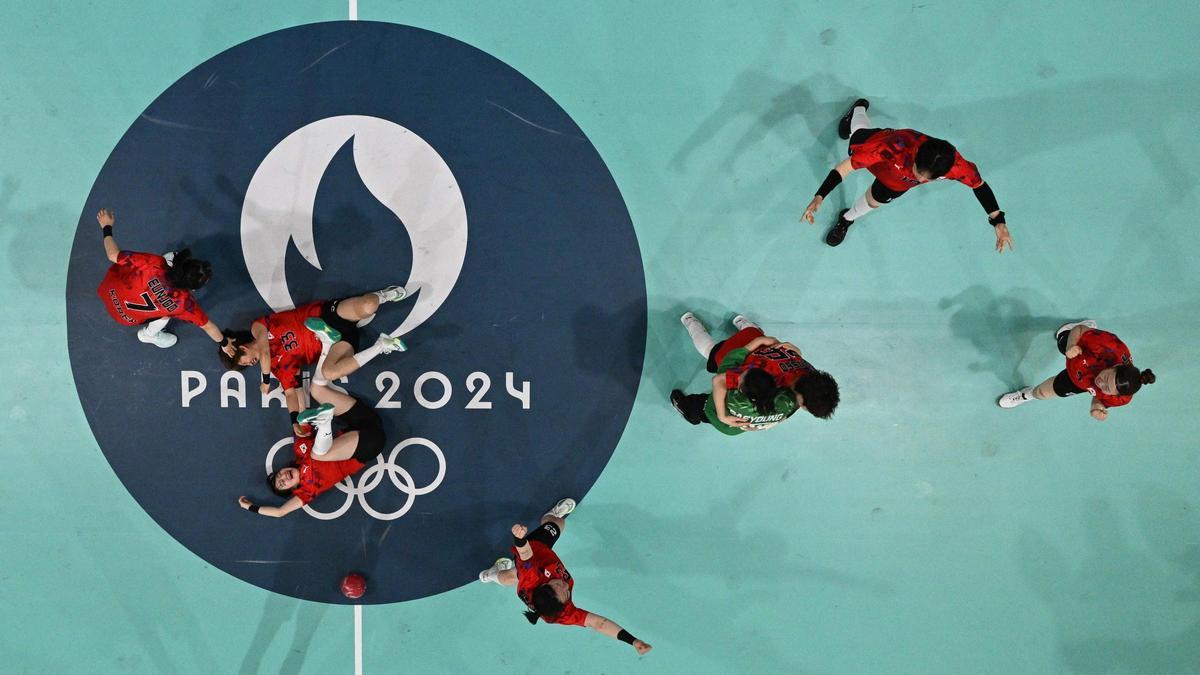 Las jugadoras de Corea del Sur celebran el triunfo tras el partido de balonmano del grupo A contra Alemania durante los Juegos Olímpicos de París 2024