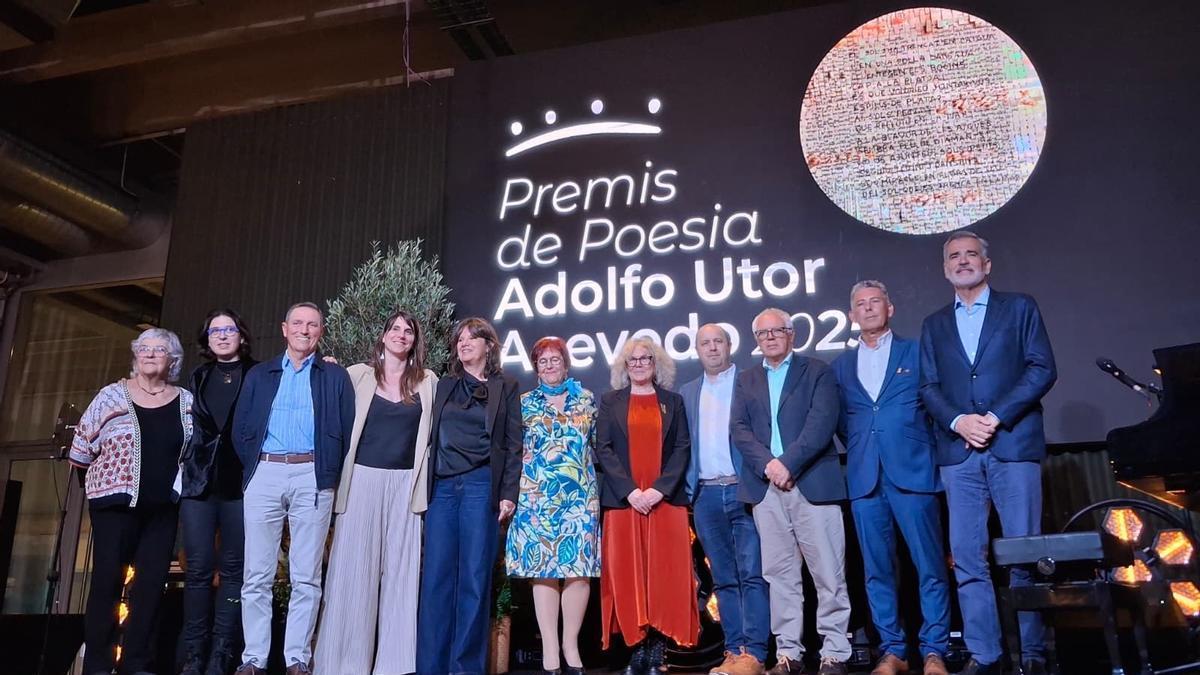 Los galardonados, en el centro y flaqueados por los organizadores del certamen de poesía