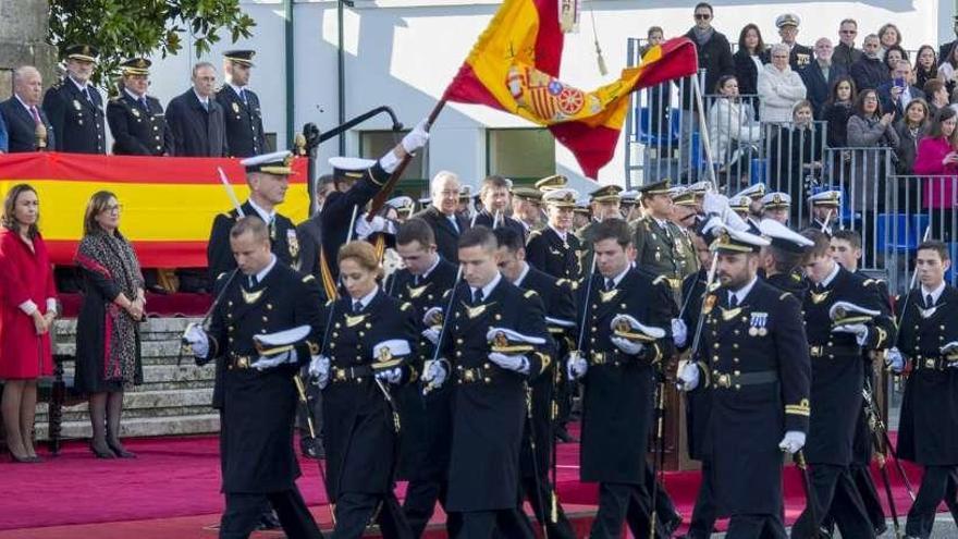 Un momento del desfile, ayer, en la Escuela Naval Militar. // G.S.