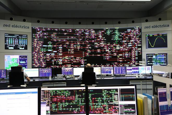 Els ‘costos invisibles’ de la llum es disparen un 50% i superen ja els 2.100 milions aquest any: les elèctriques i la gran indústria assenyalen Red Eléctrica