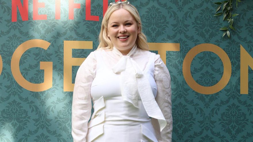 Nicola Coughlan usa una máquina de presoterapia