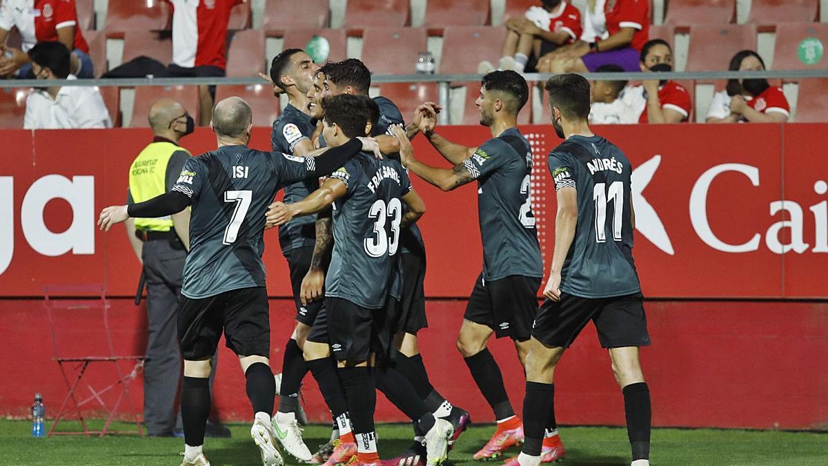 Els jugadors del Rayo Vallecano celebrant el segon gol en el partit d’ahir a Montilivi. | ANIOL RESCLOSA 