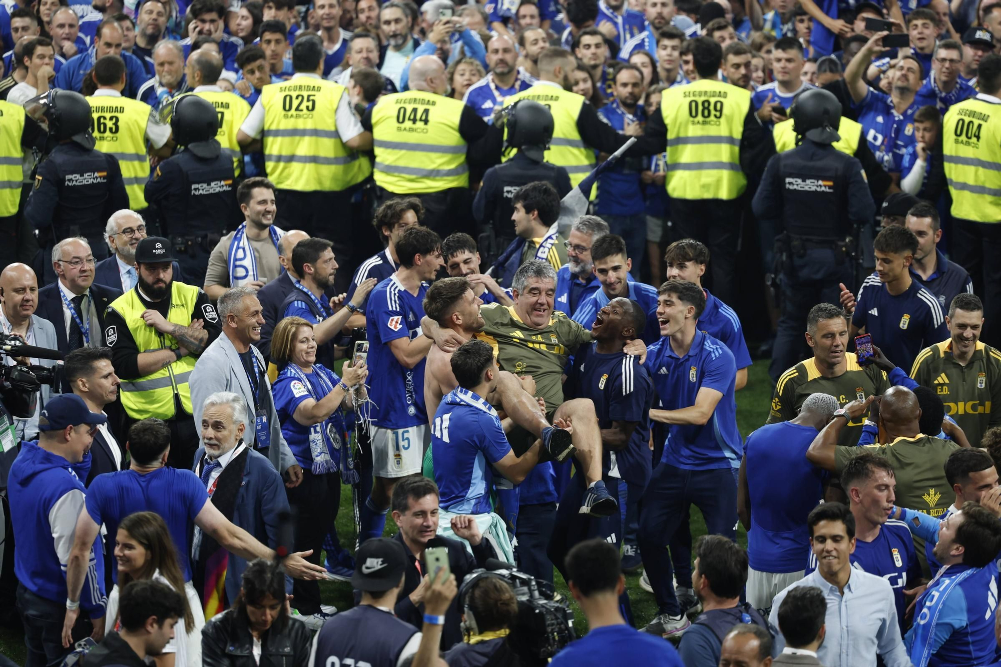 EN IMÁGENES: Así se vivió en el Carlos Tartiere la noche del ascenso del Oviedo a Primera División 24 años después