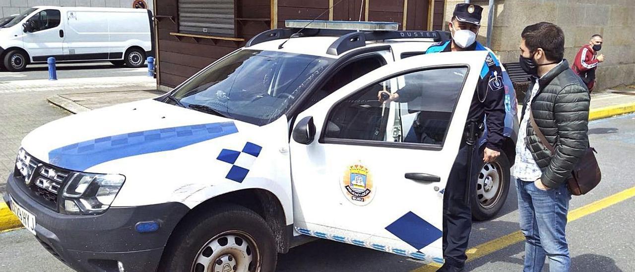 El jefe de la Policía Local y Xosé Leal, ayer en uno de los vehículos con la nueva emisora. |   // G. NÚÑEZ