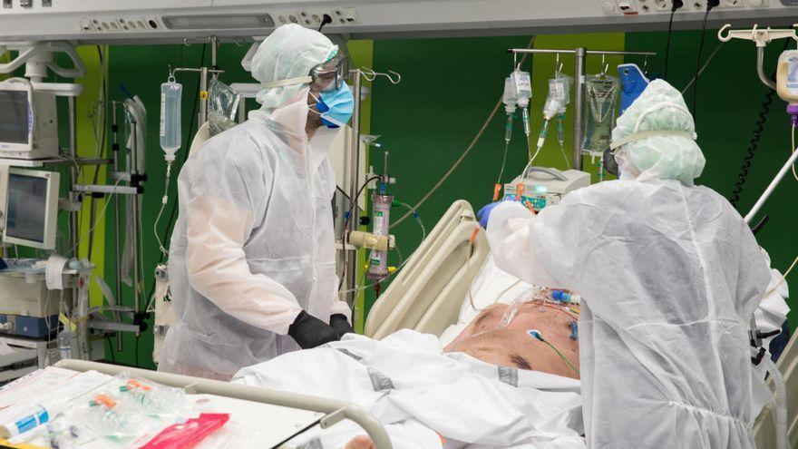 Sanitarios tratan a un enfermo de covid en un hospital de València.