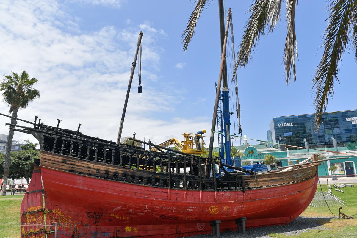 Arde la réplica de 'La Niña' en el Parque de Santa Catalina