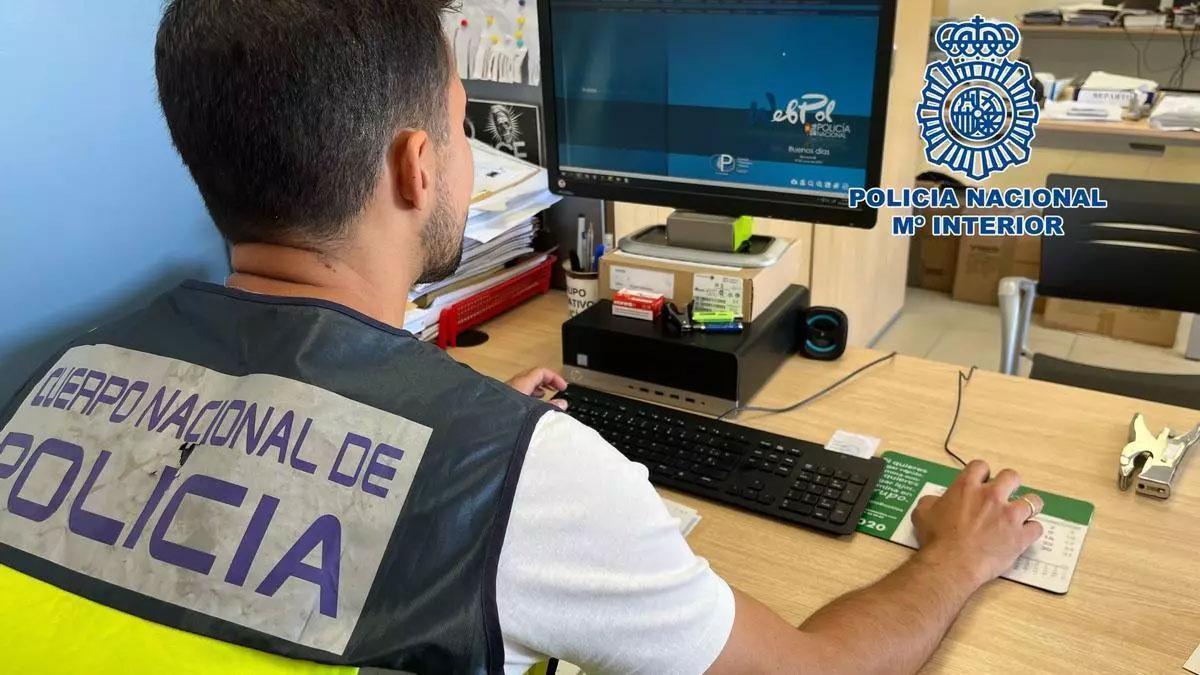 Un agente de la Policía Nacional frente a su ordenador.