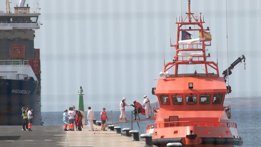 Tres fallecidos en una embarcación con  otros 44 migrantes en Fuerteventura