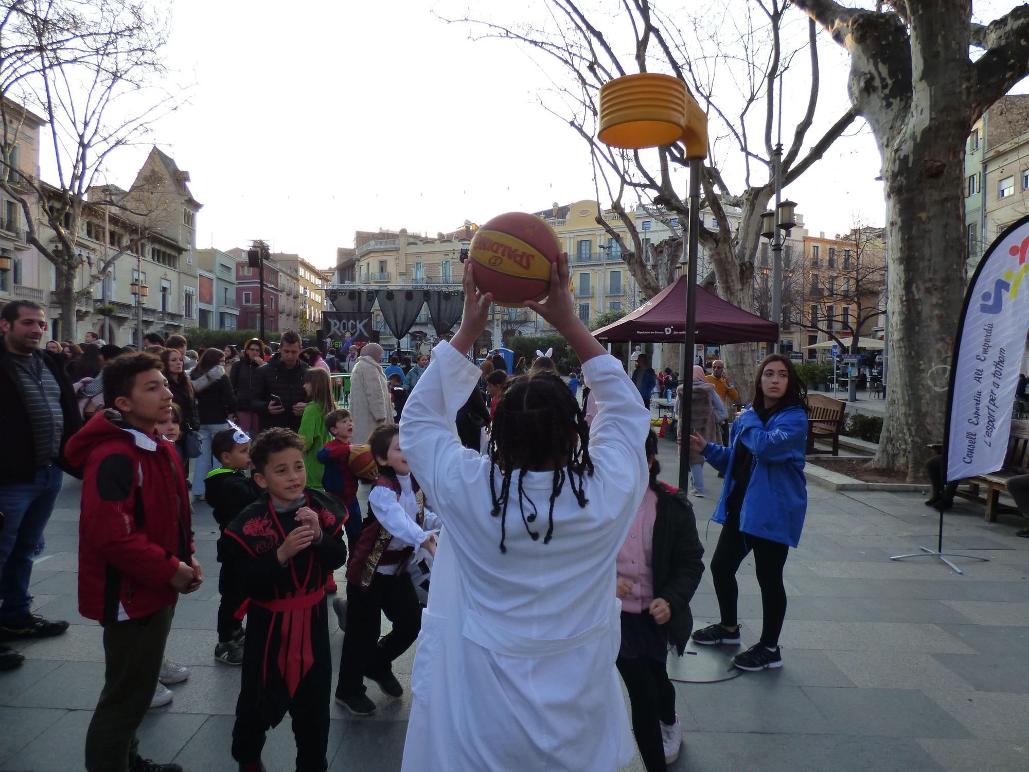 Centenars de persones celebren el carnaval a la rambla de Figueres