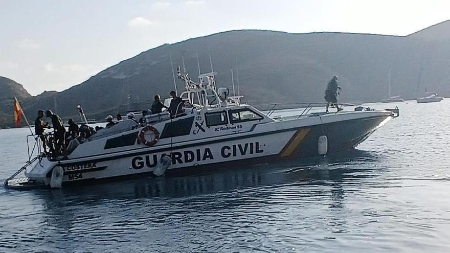 Continúa la búsqueda por mar y tierra del migrante desaparecido tras saltar desde una patera en Formentera