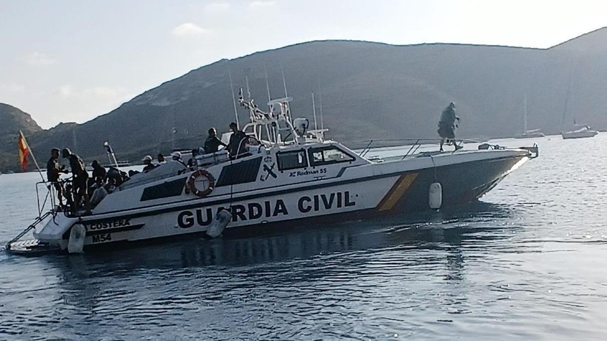 Imagen de archivo de la patrullera 'Sa Costera' de la Guardia Civil trasladando a migrantes rescatados en Cabrera a Palma.