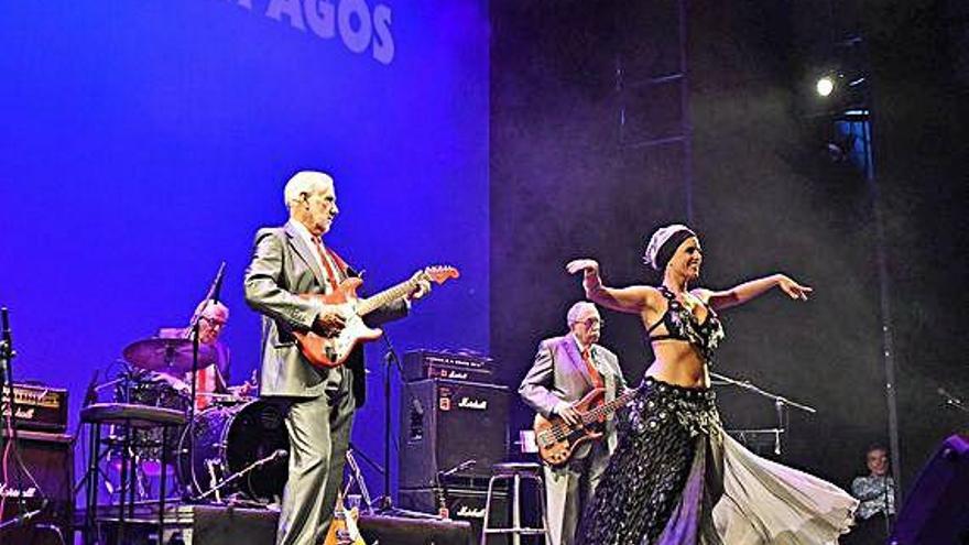 Los miembros de Los Relámpagos, sobre el escenario junto con Eva Monro.