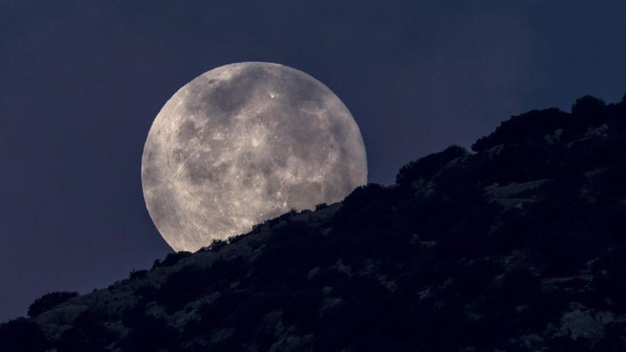 La Luna llena en una foto de archivo en Sa Dragonera (Mallorca).