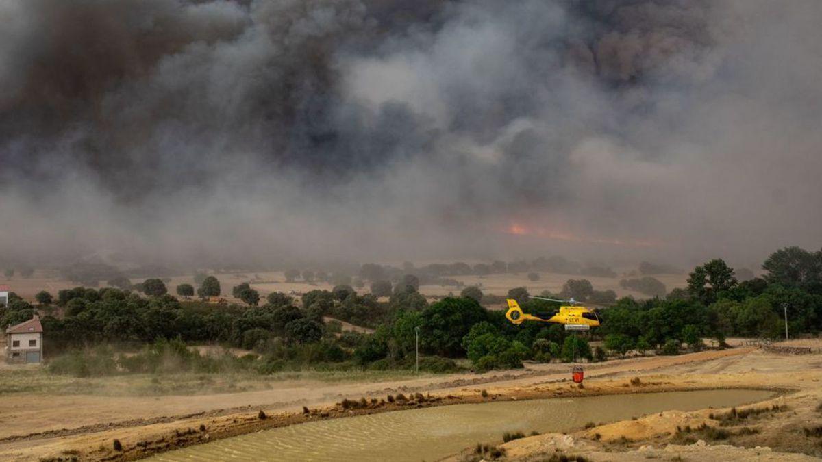 Un nuevo fuego se cobra la vida de un brigadista y arrasa propiedades.