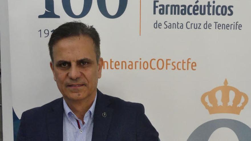 Manuel Ángel Galván posa en la sede del Colegio de Farmacéuticos de Santa Cruz de Tenerife.