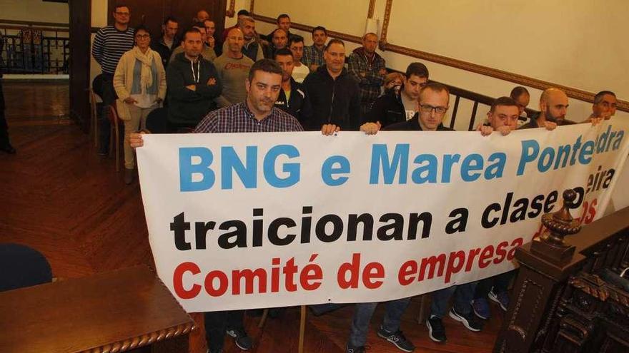 Representantes de las plantillas de Elnosa y del Consorcio Provincial de Bomberos, en el pleno municipal de Marín. // S.A.