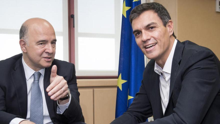 El comisario Pierre Moscovici, con Pedro SÃ¡nchez.