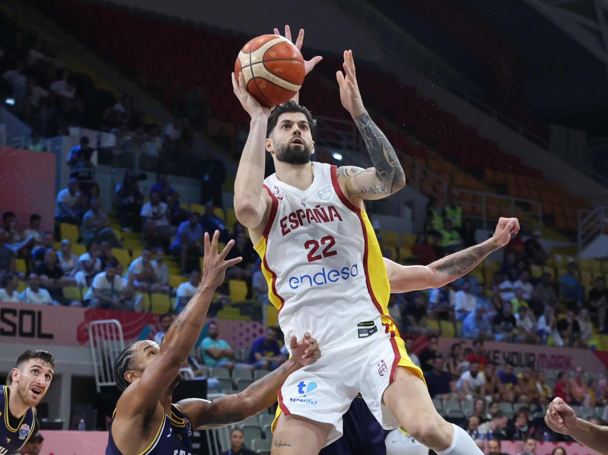 LIMASSOL (Cyprus), 30/08/2025.- Spain’s Santiago Yusta in action during the FIBA EuroBasket 2025 group phase basketball match between Spain and Bosnia and Herzegovina, in Limassol, Cyprus, 30 August 2025. (Baloncesto, Bosnia-Herzegovina, Chipre, España) EFE/EPA/GEORGI LICOVSKI