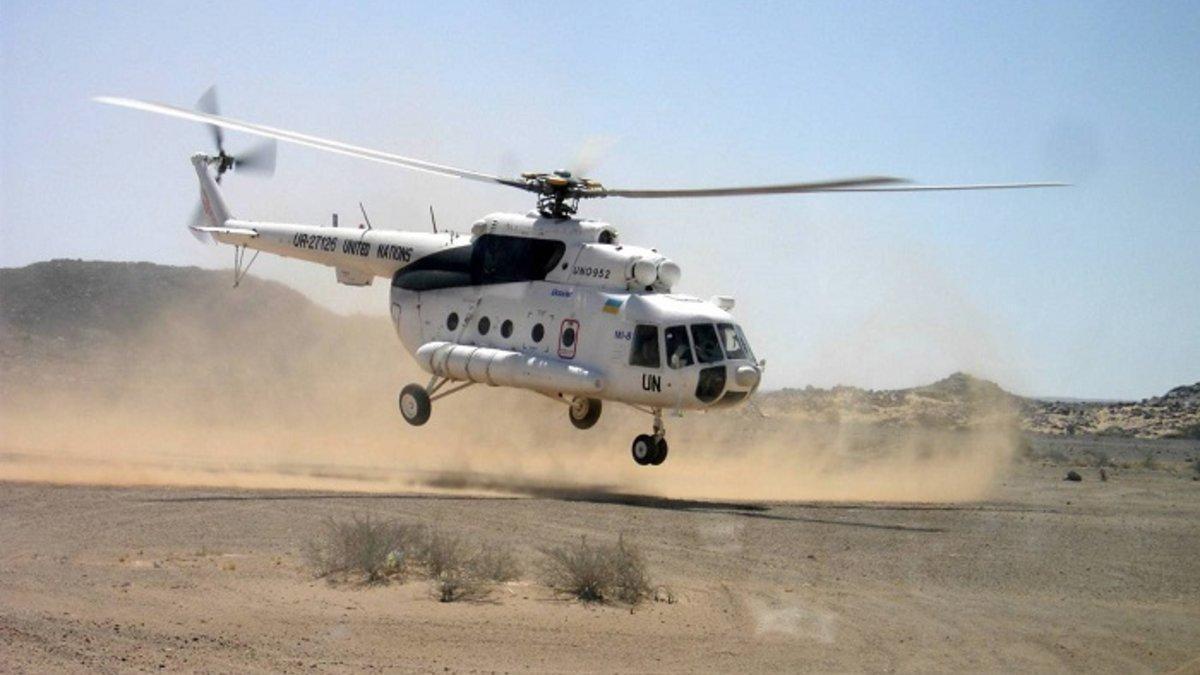 Uno de los helicópteros de la Misión de Naciones Unidas para el Referéndum del Sáhara Occidental (Minurso) en la zona de conflicto.