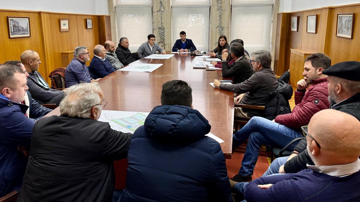 Reunión con empresarios interesados na ampliación do polígono de Toedo.