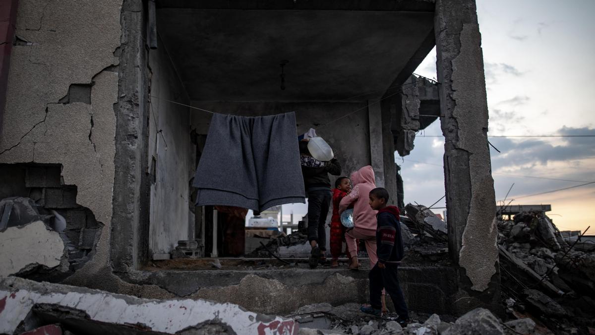 PAlestinos desplazados en Rafah.