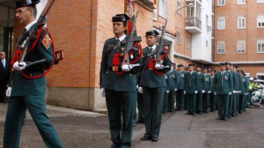 Guardias civiles de Zamora, formados en el día de la patrona, la Virgen del Pilar.