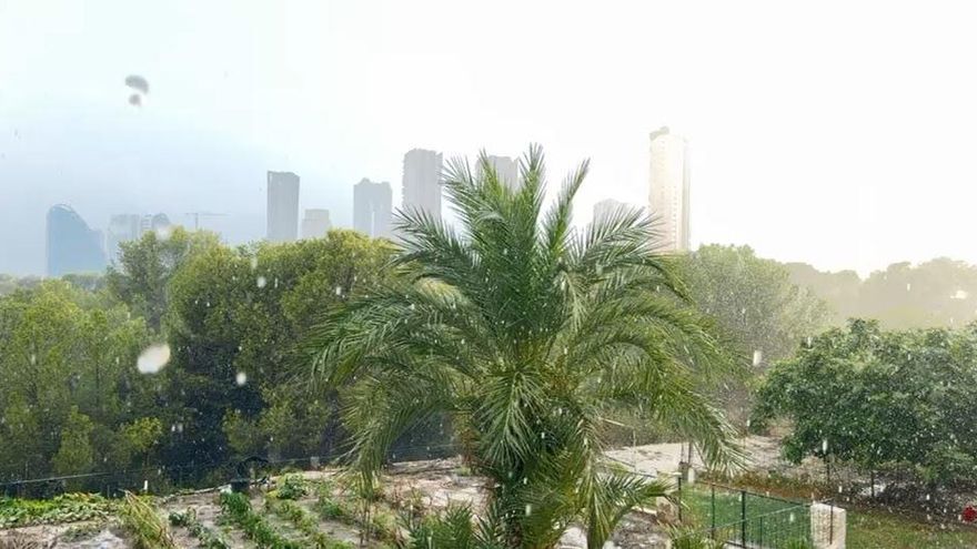 Una tormenta de lluvia y granizo sorprende a los vecinos y turistas en Benidorm