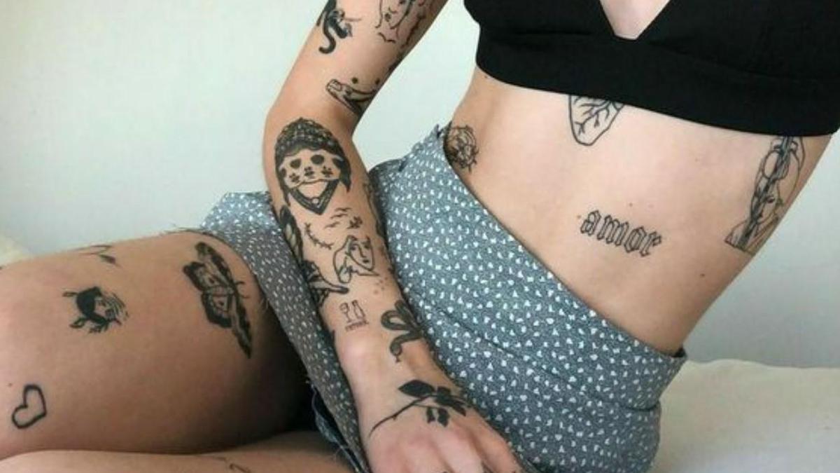 Una mujer con tatuajes