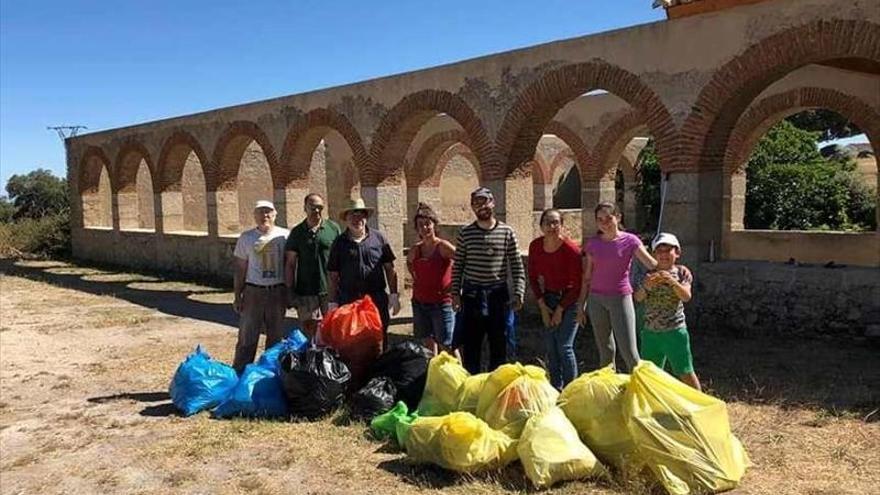 Voluntarios limpian el antiguo lavadero y el fondo del depósito