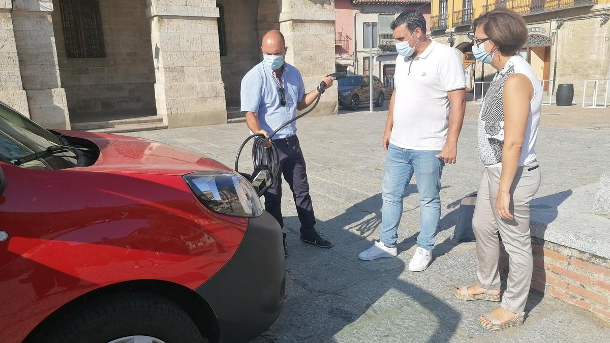 Mostaza muestra a las autoridades el nuevo vehículo eléctrico