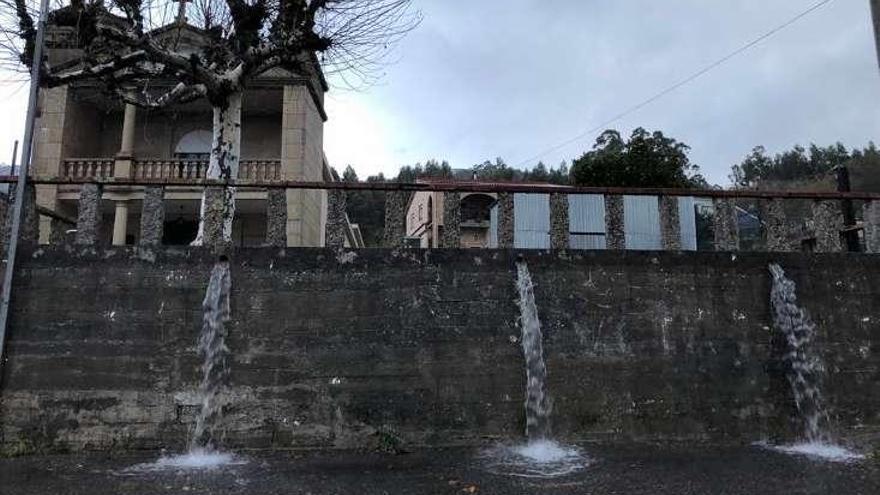 &quot;Cascadas&quot; de agua cayendo desde el atrio. // G.M.P.