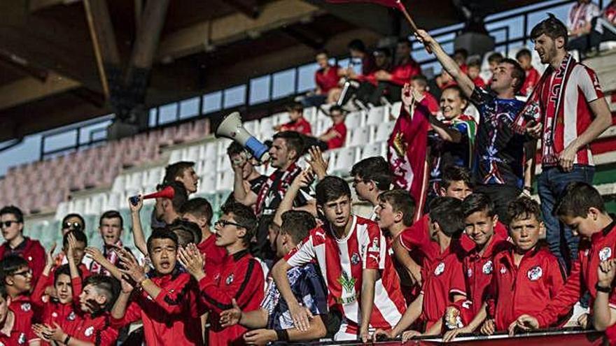 Los jugadores de las categorías inferiores del club acudieron al Ruta de la Plata el domingo.