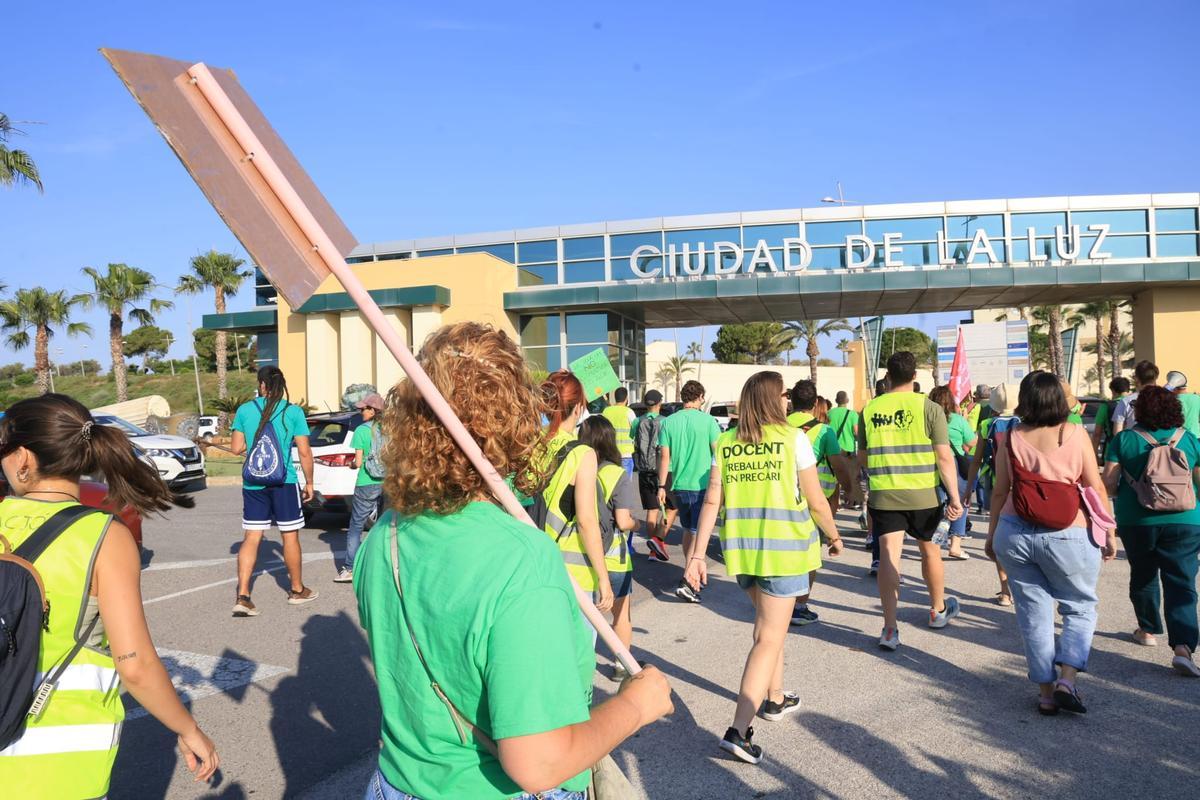 Profesores llevan su protesta a Ciudad de la Luz durante la visita de Pérez Llorca